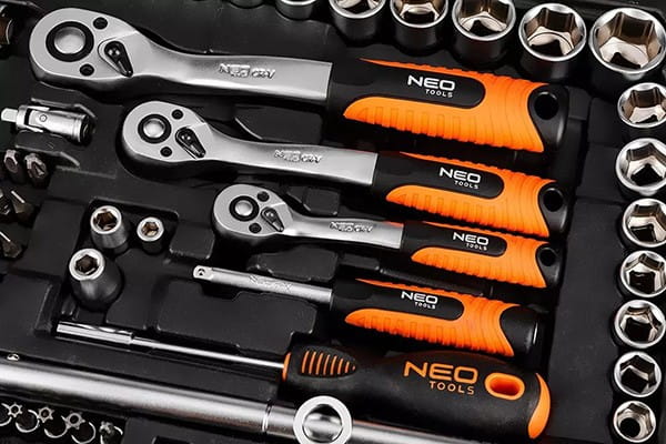 Zestaw kluczy nasadowych10-220, 220 szt, rozmiary 1/4, 1/2, 3/8, walizka, NEO TOOLS