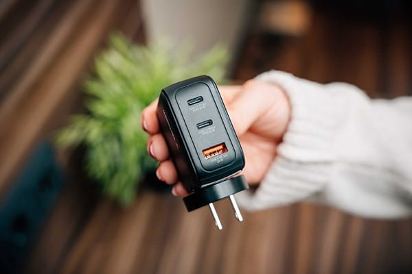 Verbatim, Mini ładowarka GaN z wyświetlaczem 2 x USB-C / 1 x USB-A, czarna, 65W, Wymienne wtyczki EU, UK, USA