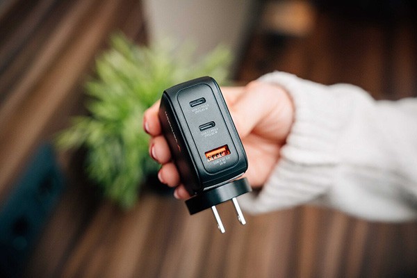 Verbatim, Mini ładowarka GaN z wyświetlaczem 2 x USB-C / 1 x USB-A, czarna, 65W, Wymienne wtyczki EU, UK, USA