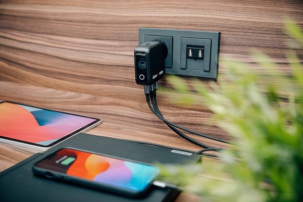 Verbatim, Mini ładowarka GaN z wyświetlaczem 2 x USB-C / 1 x USB-A, czarna, 100 W, Wbudowane zabezpieczenie nadprądowe