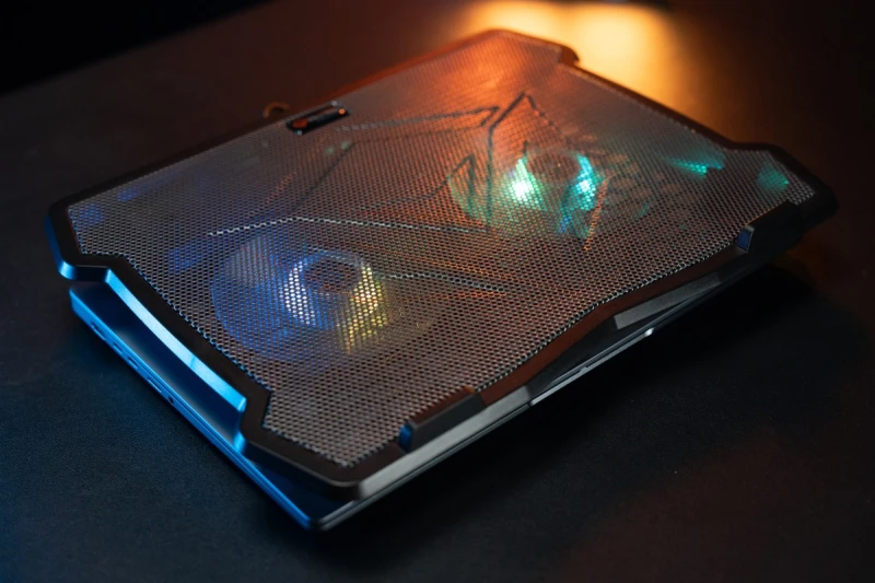 Stojak pod notebook, CP2020, podświetlany, z wiatrakiem, czarny, Meetion