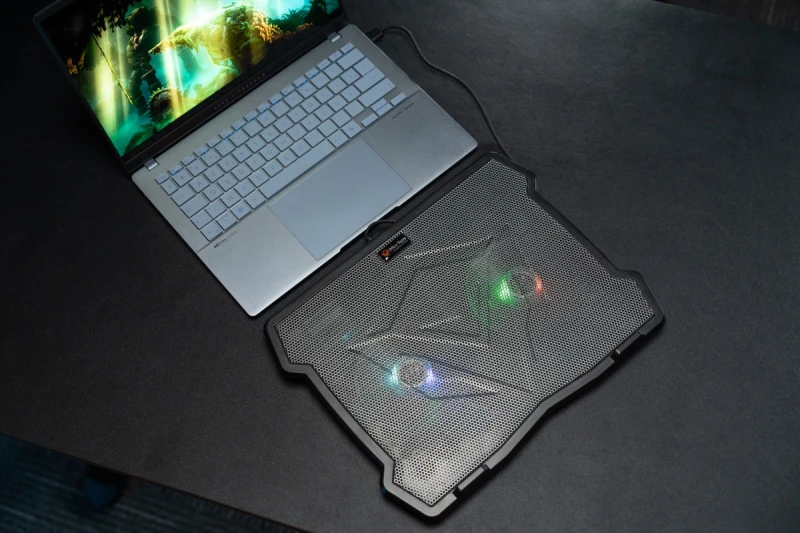 Stojak pod notebook, CP2020, podświetlany, z wiatrakiem, czarny, Meetion