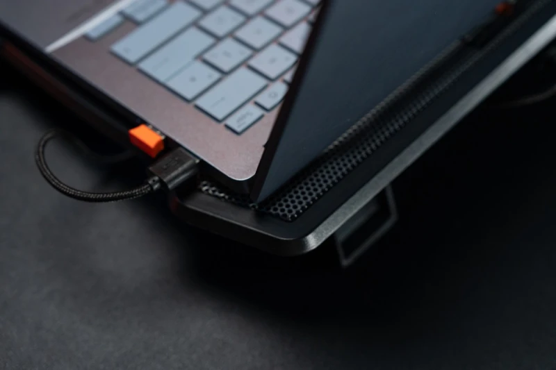 Stojak pod notebook, CP2020, podświetlany, z wiatrakiem, czarny, Meetion