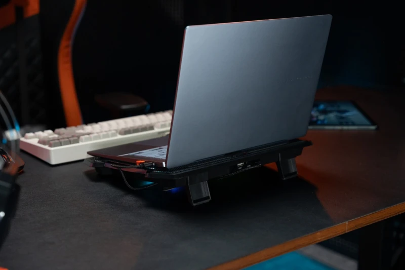 Stojak pod notebook, CP2020, podświetlany, z wiatrakiem, czarny, Meetion
