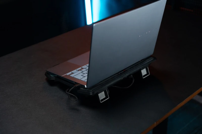 Stojak pod notebook, CP2020, podświetlany, z wiatrakiem, czarny, Meetion